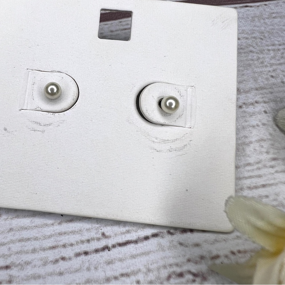Pearl studs - Picture 2 of 7